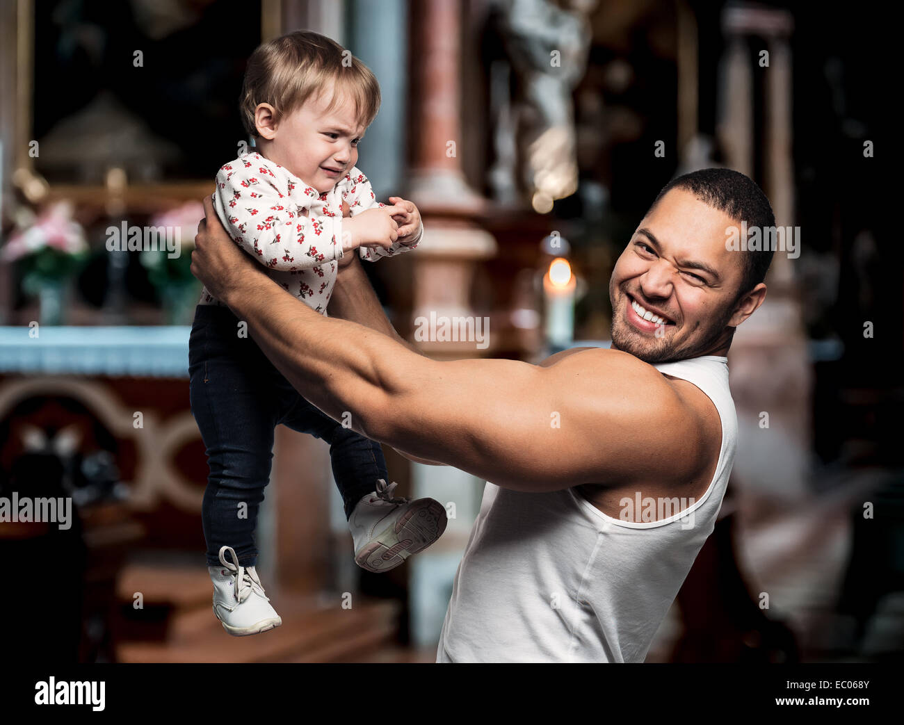 Padre tenendo un pianto figlia Foto Stock