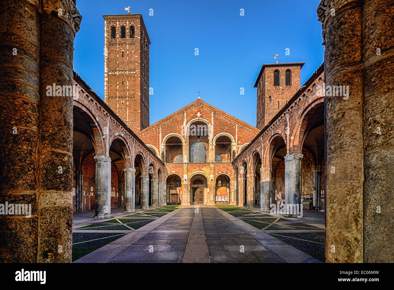Una vista meravigliosa di S.Ambrogio chiesa,Milano. Foto Stock