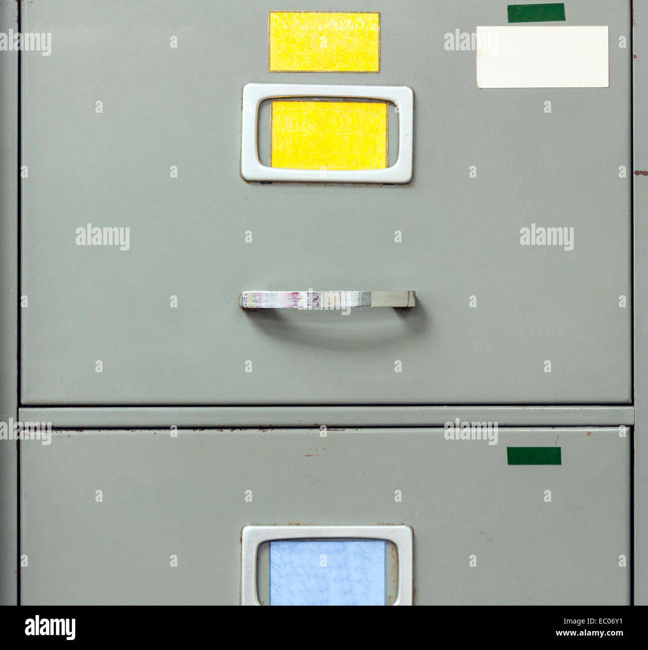 Acciaio Filing cabinet per la privacy dei dati in ufficio. Foto Stock
