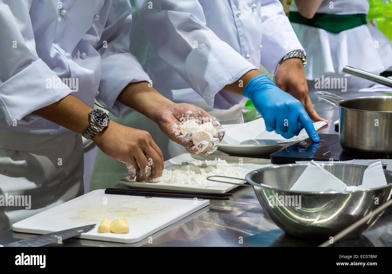 Master Chef di cucina sono la cena nei ristoranti. Foto Stock