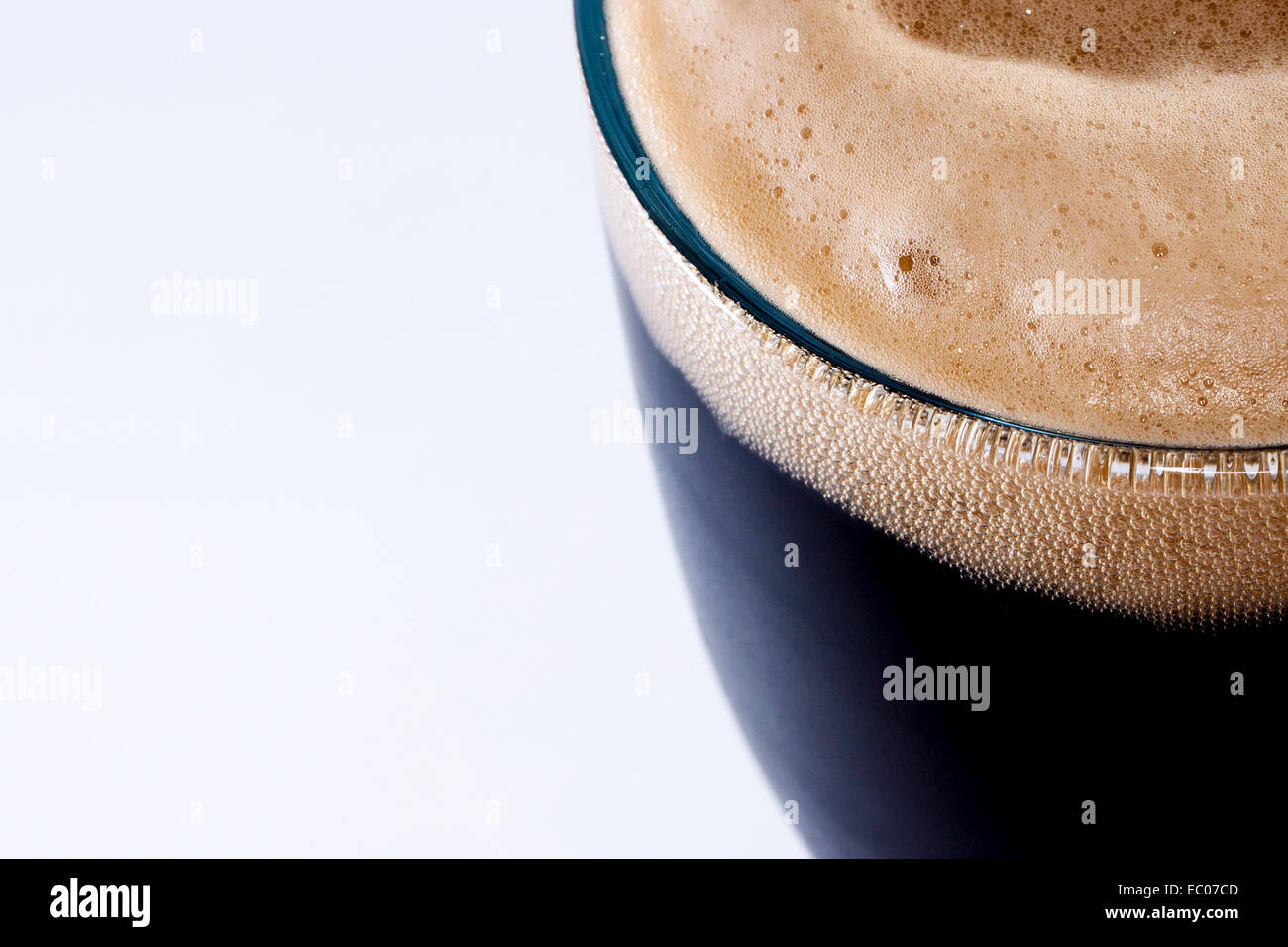 Vetro pinta di stout contro uno sfondo bianco con una stanza per la copia Foto Stock