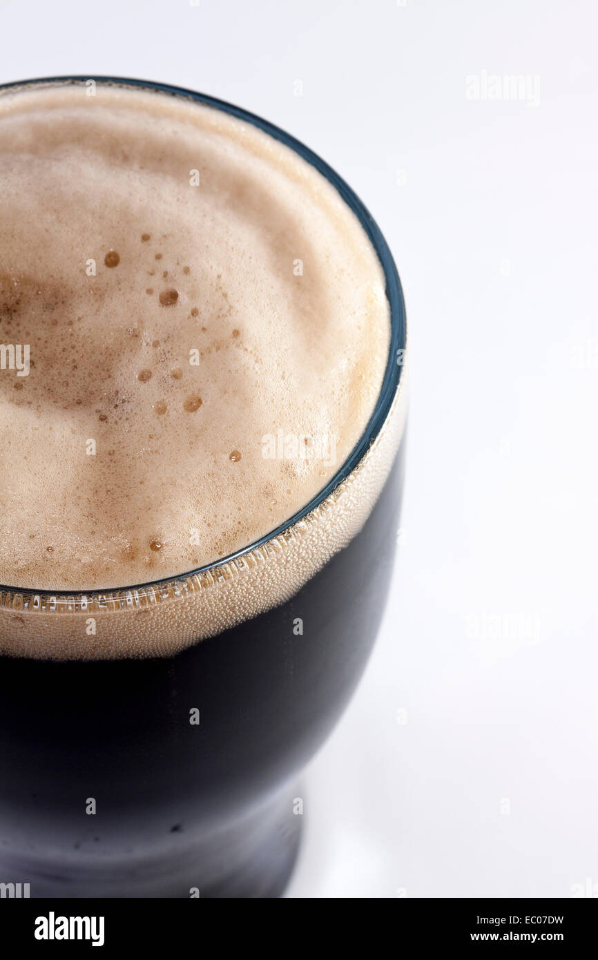 Vetro pinta di stout contro uno sfondo bianco Foto Stock
