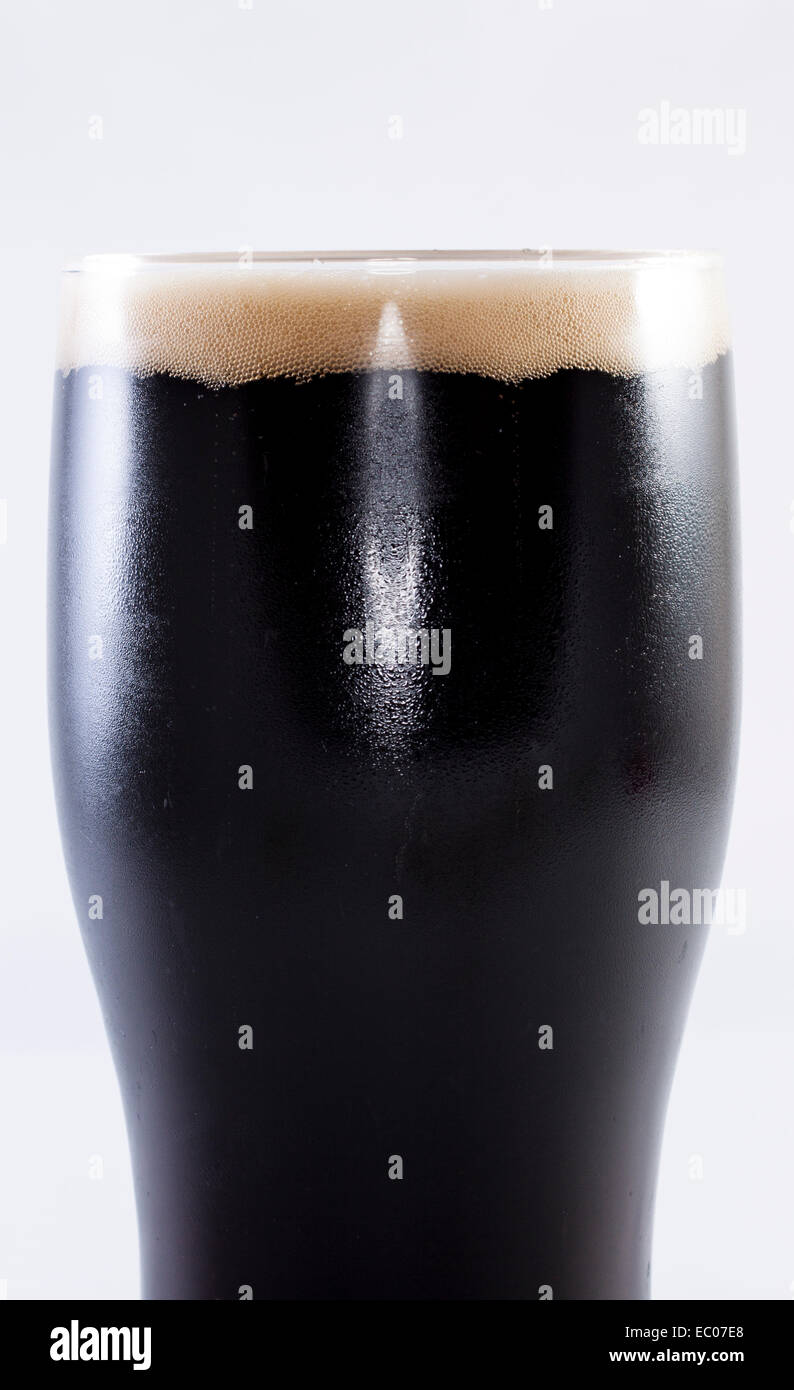 Vetro pinta di stout contro uno sfondo bianco Foto Stock