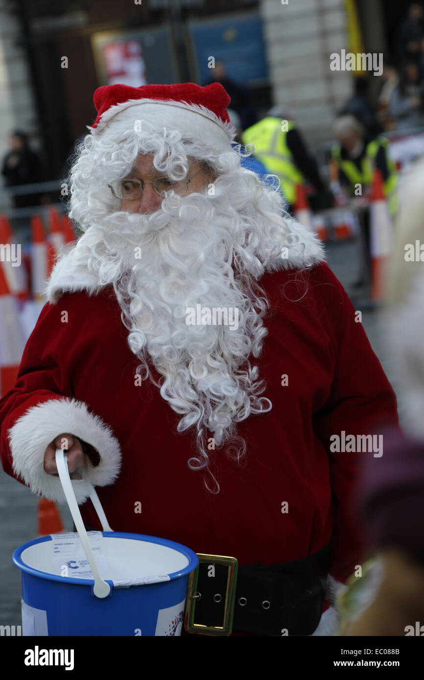 Londra, Regno Unito. 6 dicembre, 2014. Santa raccoglie per la trentaquattresima grande pudding natalizio gara in aiuto del Cancer Research UK, Covent Garden di Londra, Inghilterra, UK Credit: Keith Erskine/Alamy Live News Foto Stock