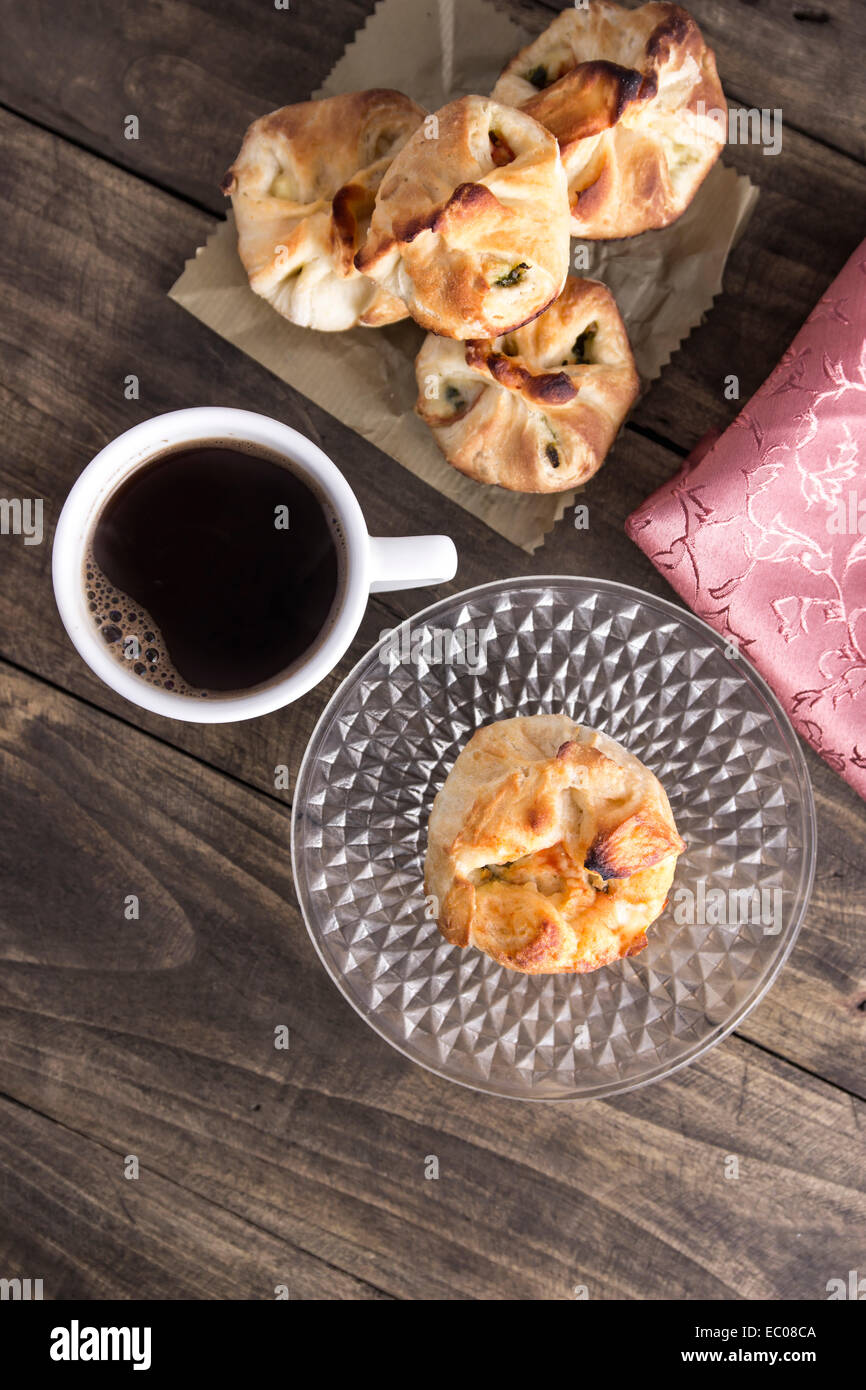 Delizioso strudel fatti in casa con caffè su sfondo di legno. Foto Stock