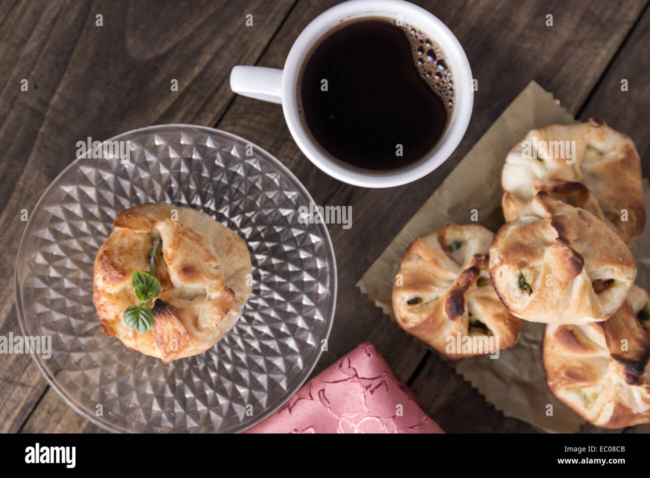 Delizioso strudel fatti in casa con caffè su sfondo di legno. Foto Stock