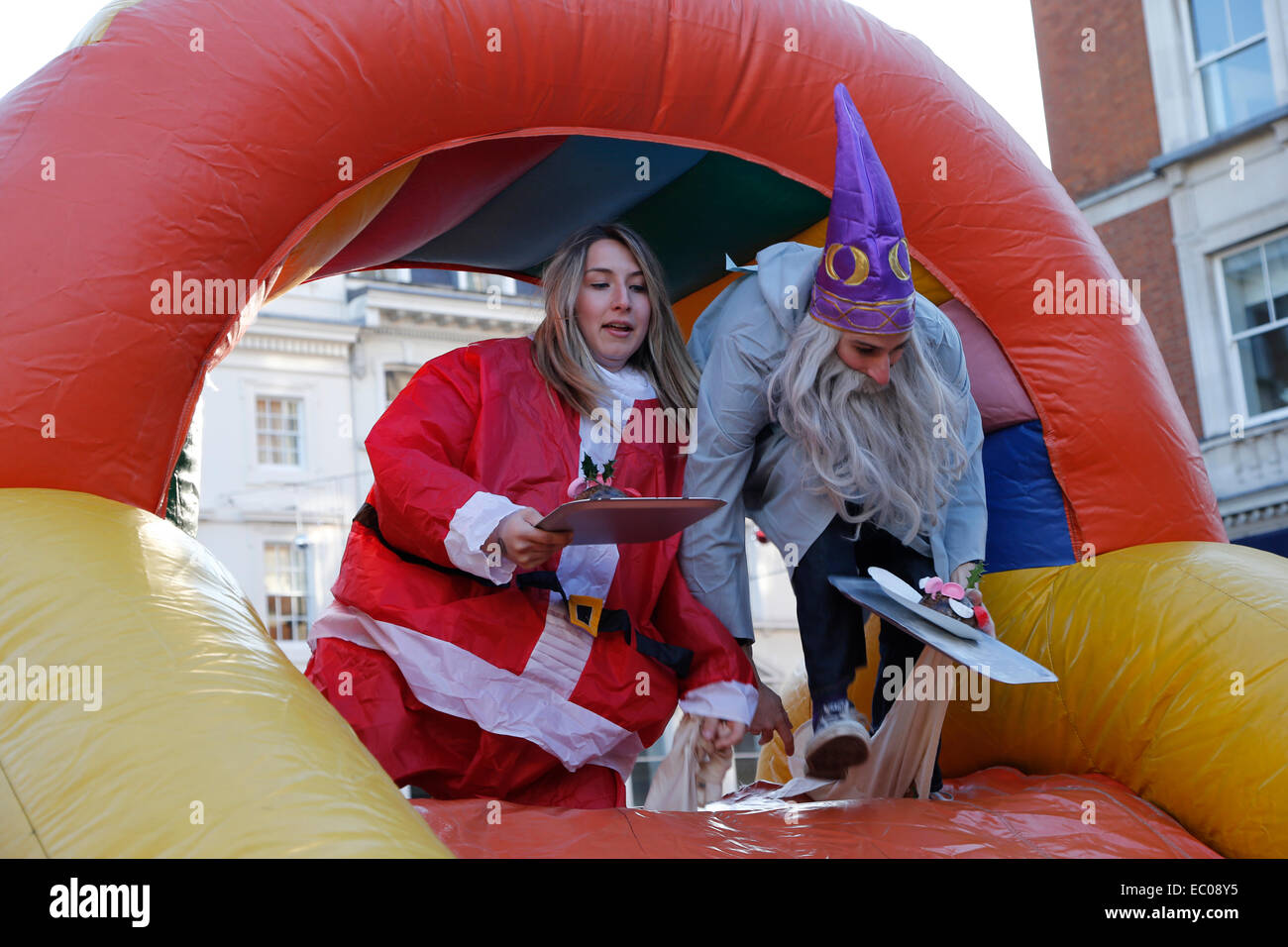 Londra, Regno Unito. 6 dicembre, 2014. I partecipanti alla XXXIV grande pudding natalizio gara in aiuto del Cancer Research UK, Covent Garden di Londra, Inghilterra, UK Credit: Keith Erskine/Alamy Live News Foto Stock