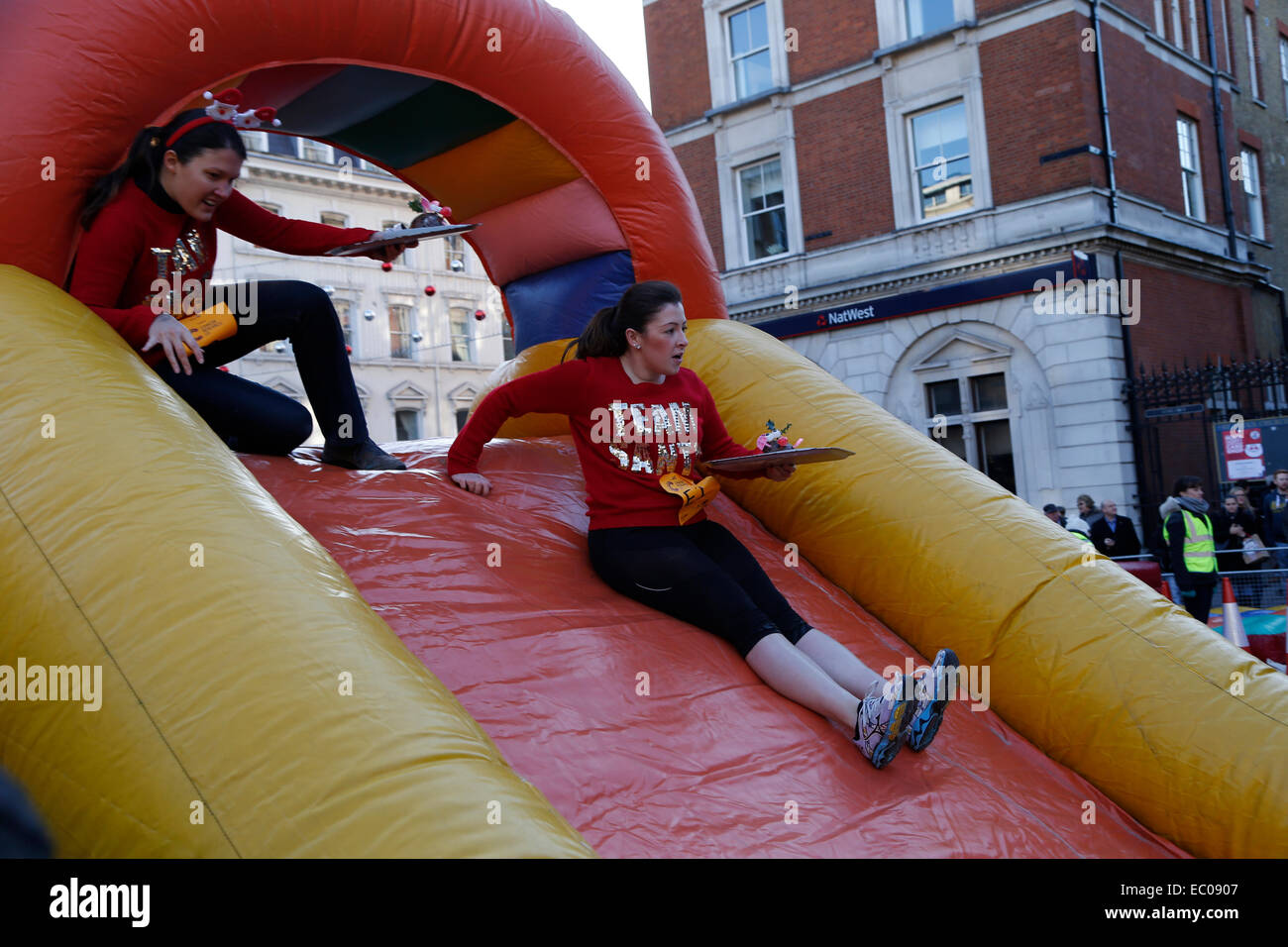 Londra, Regno Unito. 6 dicembre, 2014. I partecipanti alla XXXIV grande pudding natalizio gara in aiuto del Cancer Research UK; Covent Garden; Londra; Inghilterra; UK Credit: Keith Erskine/Alamy Live News Foto Stock