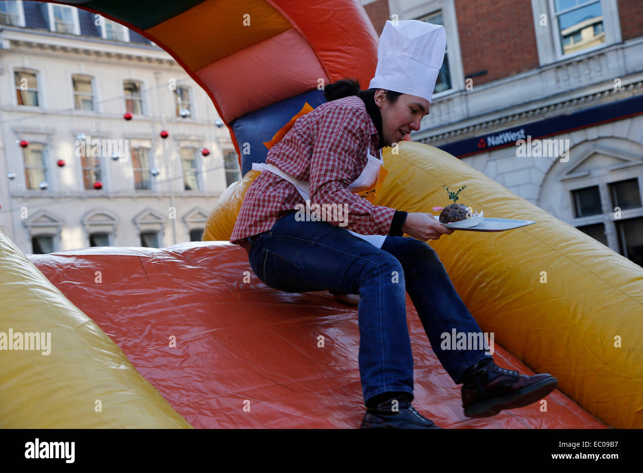 Londra, Regno Unito. 6 dicembre, 2014. Partecipante al 34th grande pudding natalizio gara in aiuto del Cancer Research UK; Covent Garden; Londra; Inghilterra; UK Credit: Keith Erskine/Alamy Live News Foto Stock