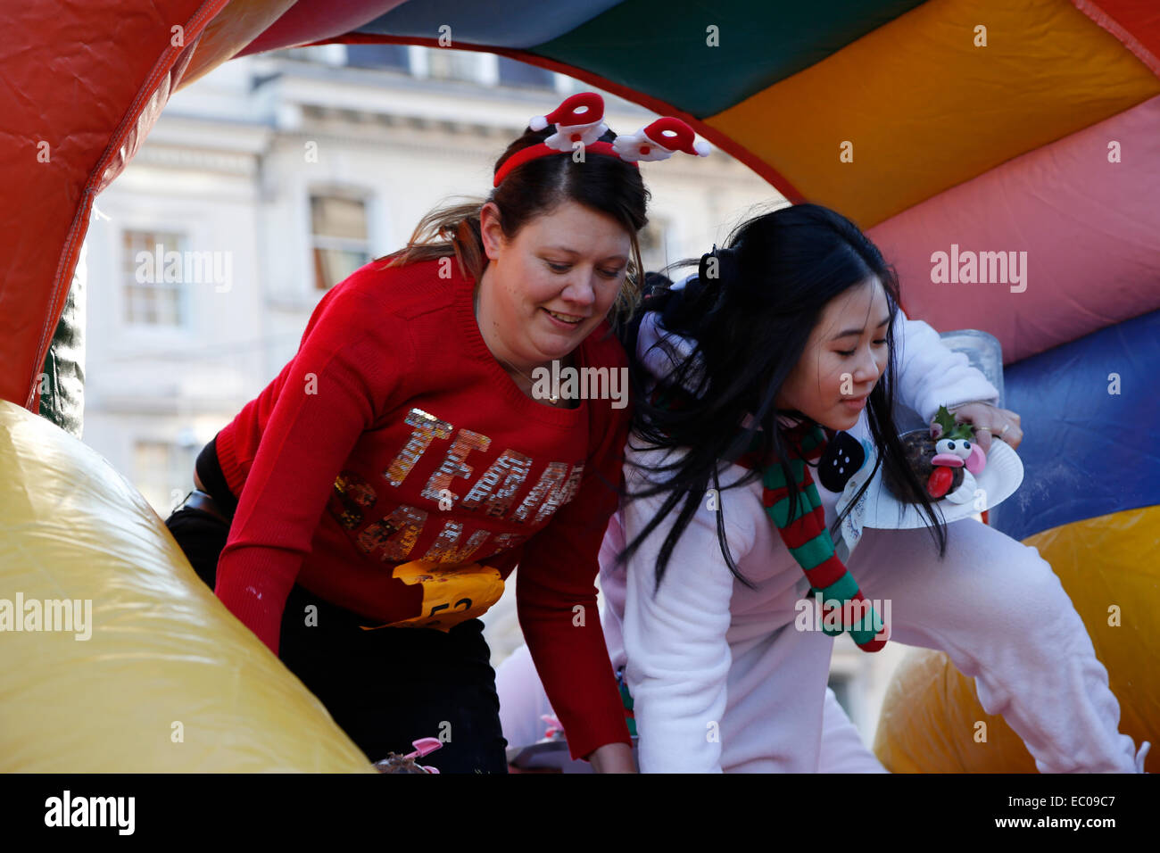 Londra, Regno Unito. 6 dicembre, 2014. I partecipanti alla XXXIV grande pudding natalizio gara in aiuto del Cancer Research UK; Covent Garden; Londra; Inghilterra; UK Credit: Keith Erskine/Alamy Live News Foto Stock