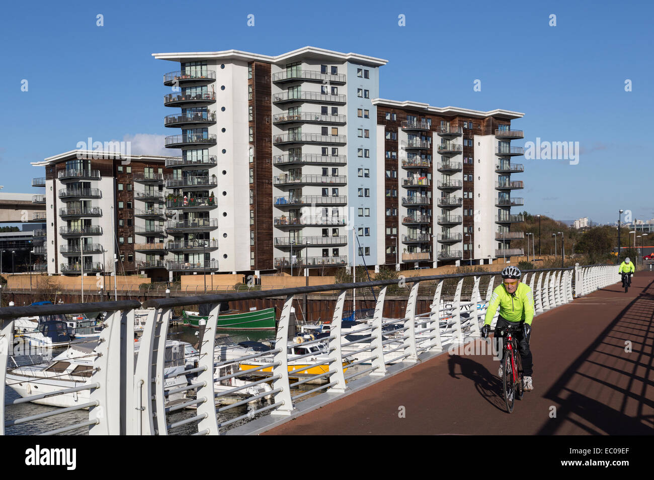 I ciclisti sul ponte sul fiume Taff, Cardiff Bay, Wales, Regno Unito Foto Stock