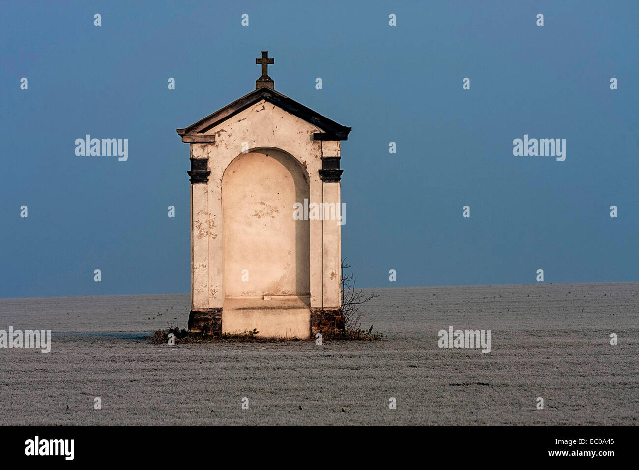 Piccola cappella in campagna con campo di brina Repubblica Ceca Foto Stock