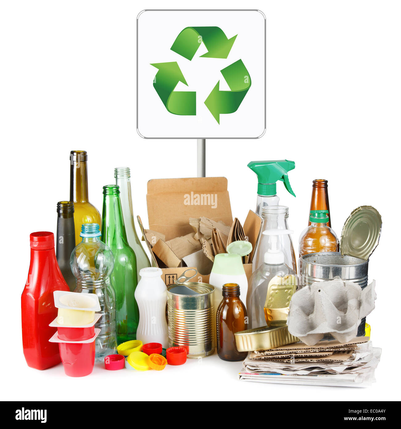 Una selezione dei rifiuti per il riciclaggio. Segregati in metallo, plastica, carta e vetro su sfondo bianco Foto Stock
