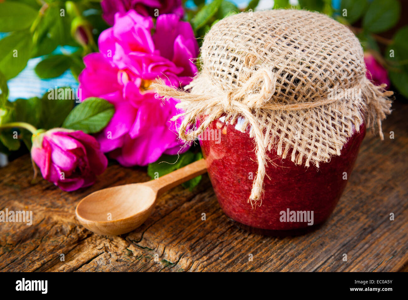 La marmellata fatta da damasco rosa petalo sul tavolo di legno. Messa a fuoco selettiva Foto Stock