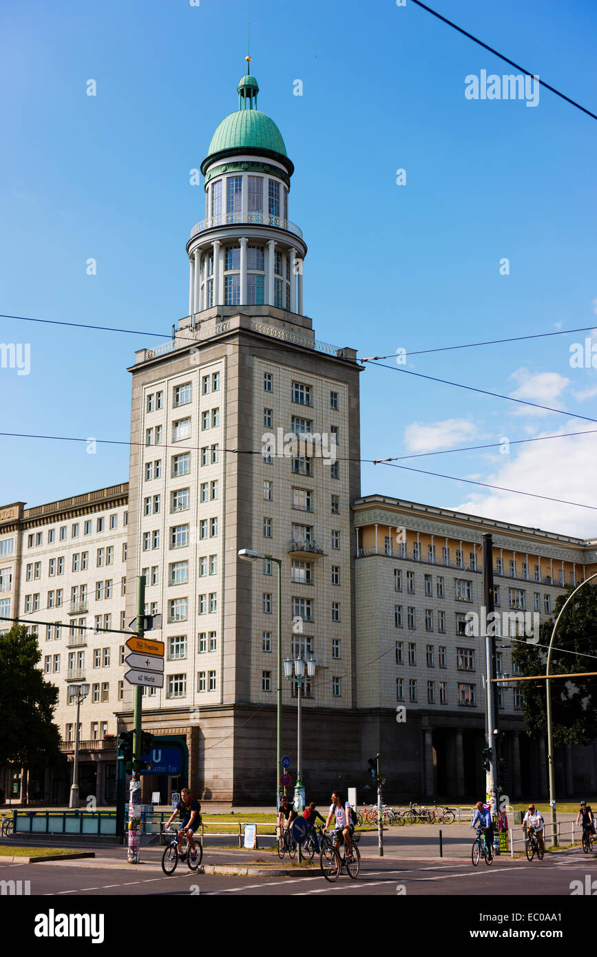 Post-guerra edifici su berlinese di Karl Marx Strasse, un fiore della ex Est regime tedesco. Foto Stock