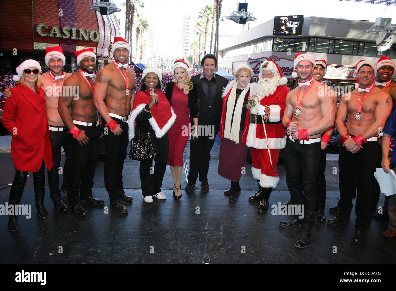 Las Vegas, NV, Stati Uniti d'America. 6 dicembre, 2014. Olivia Newton-John, Chippendales, Holly Madison, Wayne Newton, Carolyn Goodman di presenze per grande Santa eseguire una raccolta di fondi per il villaggio di opportunità, Las Vegas, NV Dicembre 6, 2014. Credito: James Atoa/Everett raccolta/Alamy Live News Foto Stock