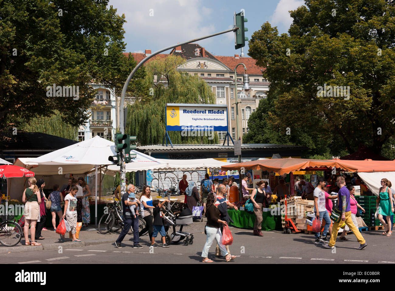 Mercato turco in Neukolln, Berlino, su una luminosa giornata di sole. Foto Stock