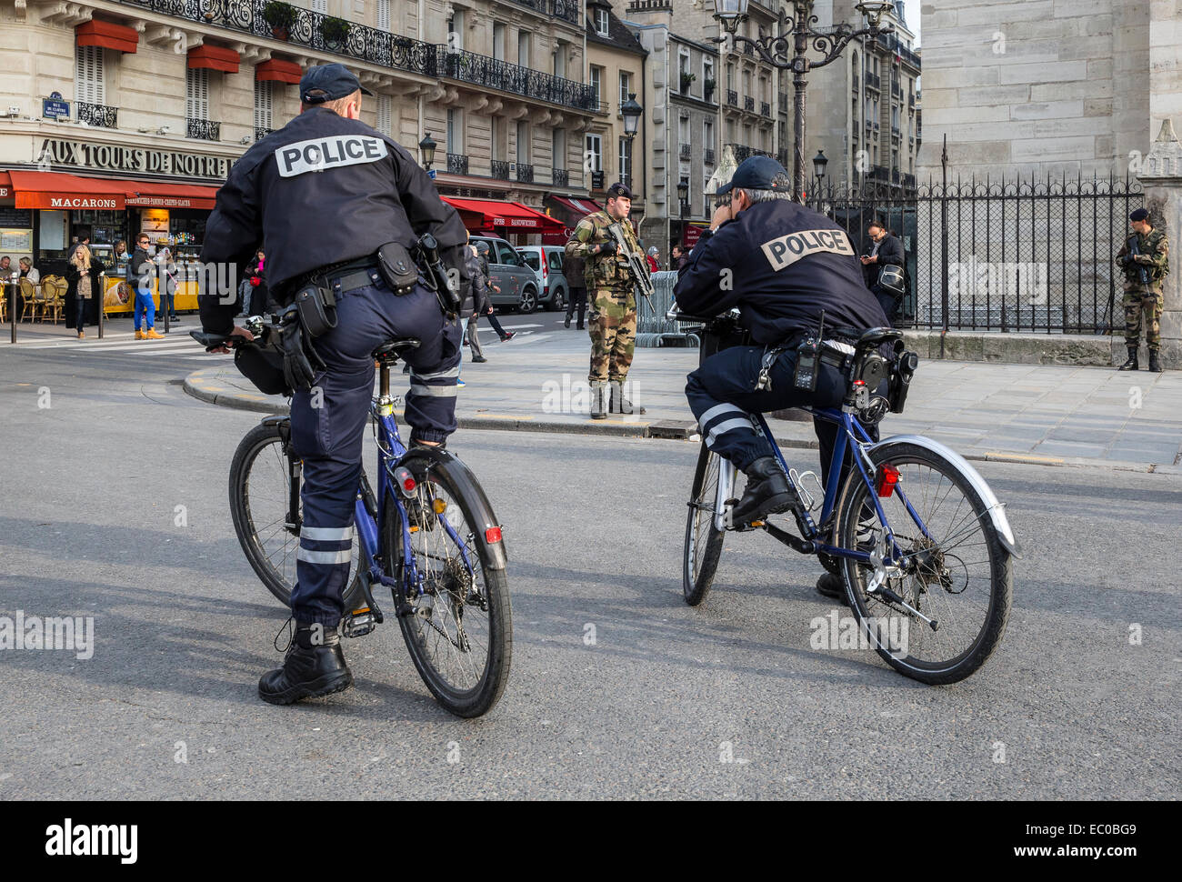 La polizia militari street parigi francia vigore Foto Stock