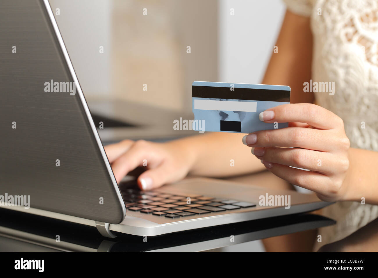 In prossimità di una donna mani acquisti online con una carta di credito e un computer portatile. Concetto di Ecommerce Foto Stock