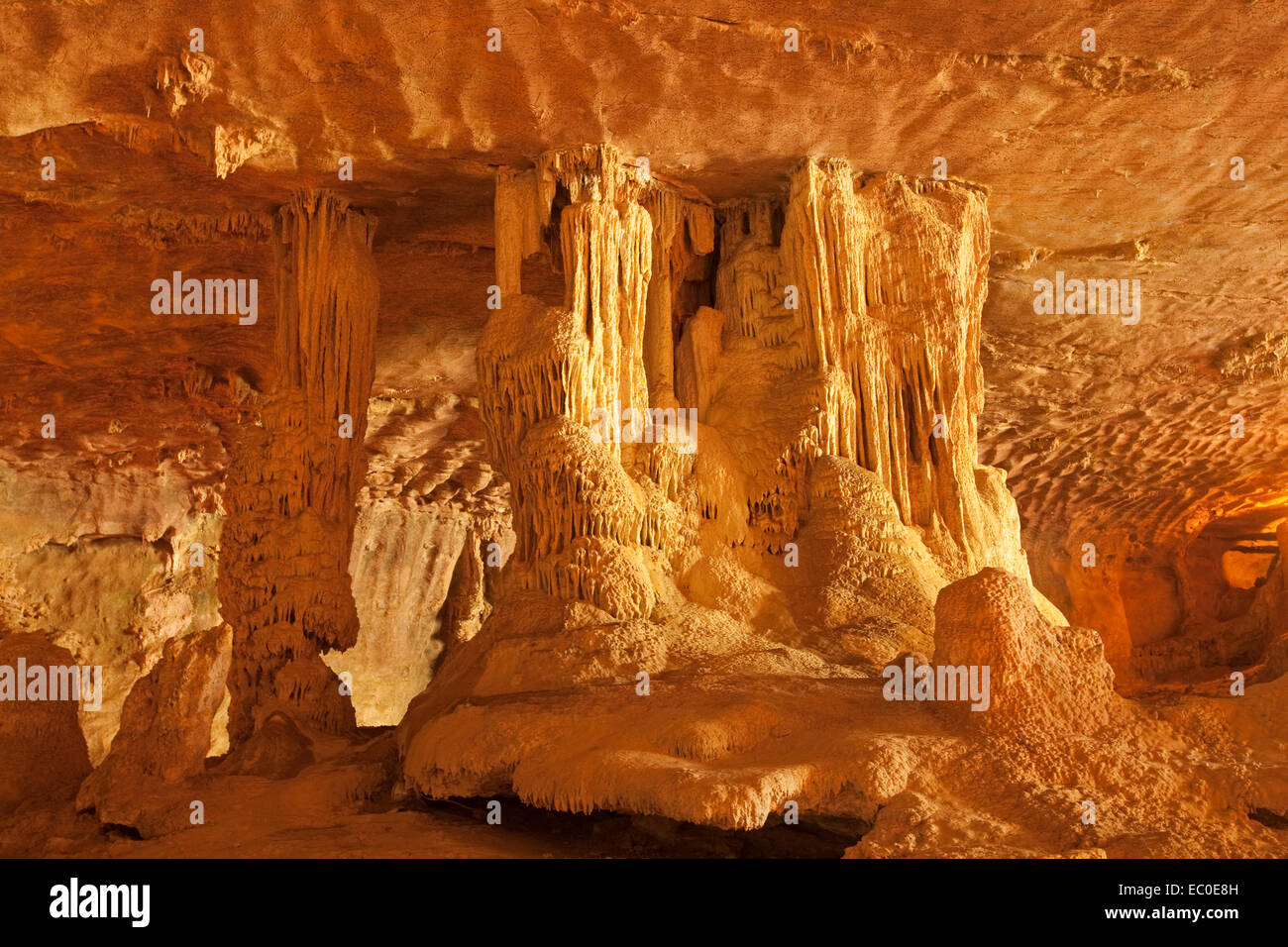 Enormi stalattiti e stalagmiti che collegano il tetto ed il pavimento di una vasta caverna Abercrombie sistema di grotte nel NSW Australia Foto Stock