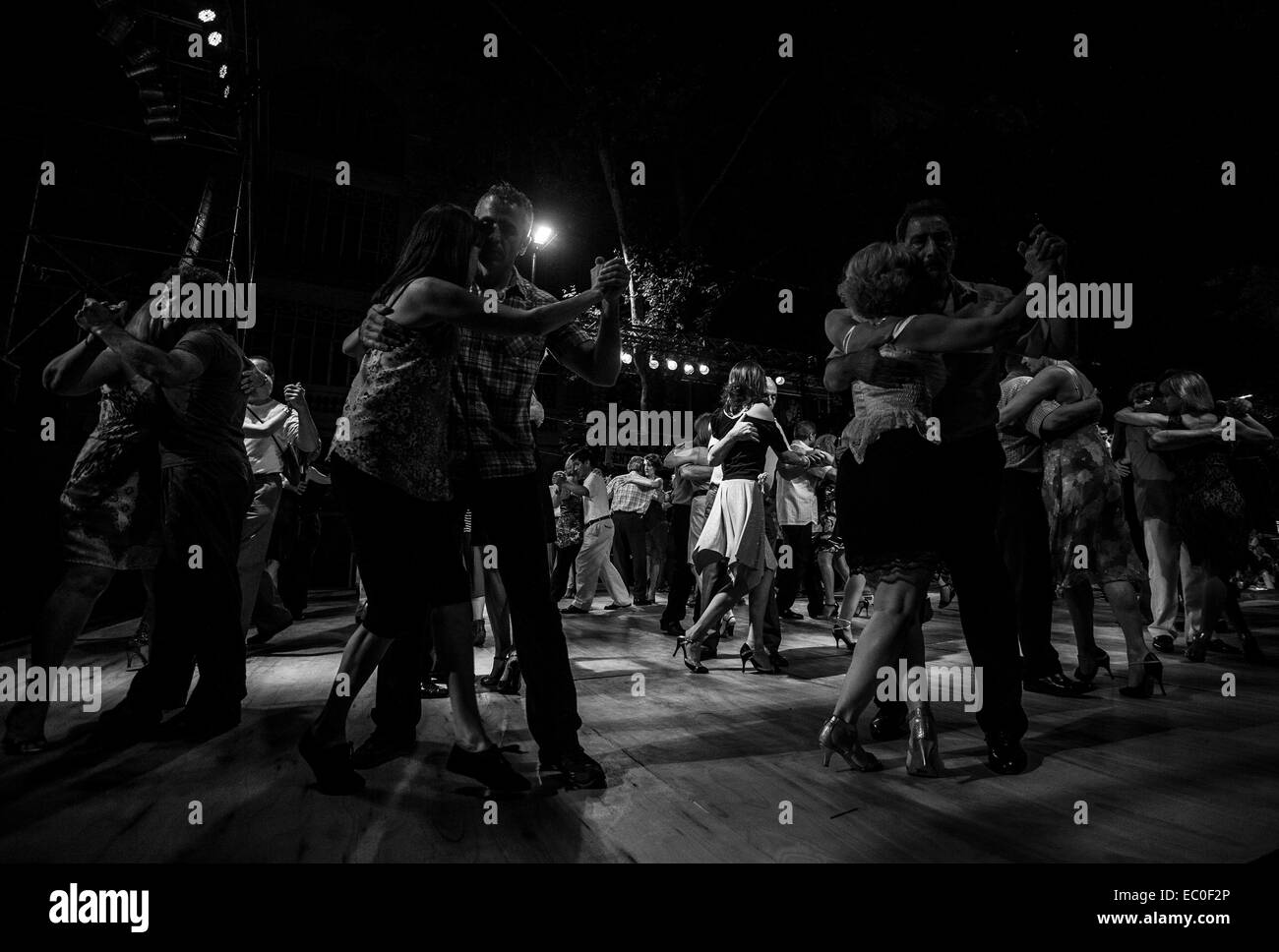 Buenos Aires, Argentina. 6 dicembre, 2014. Residenti ballare il tango durante il 'Grande Milonga nazionale', nel contesto nazionale della Giornata di Tango, nel Mayo Avenue nella città di Buenos Aires, Argentina, il 6 dicembre 2014. L'evento, che ha avuto luogo prima che il Tango nazionale giorno su dic. 11, ha come obiettivo quello di invitare i residenti a ballare in strada accompagnato da oltre 50 artisti ed ensemble, secondo la stampa locale. © Martin Zabala/Xinhua/Alamy Live News Foto Stock