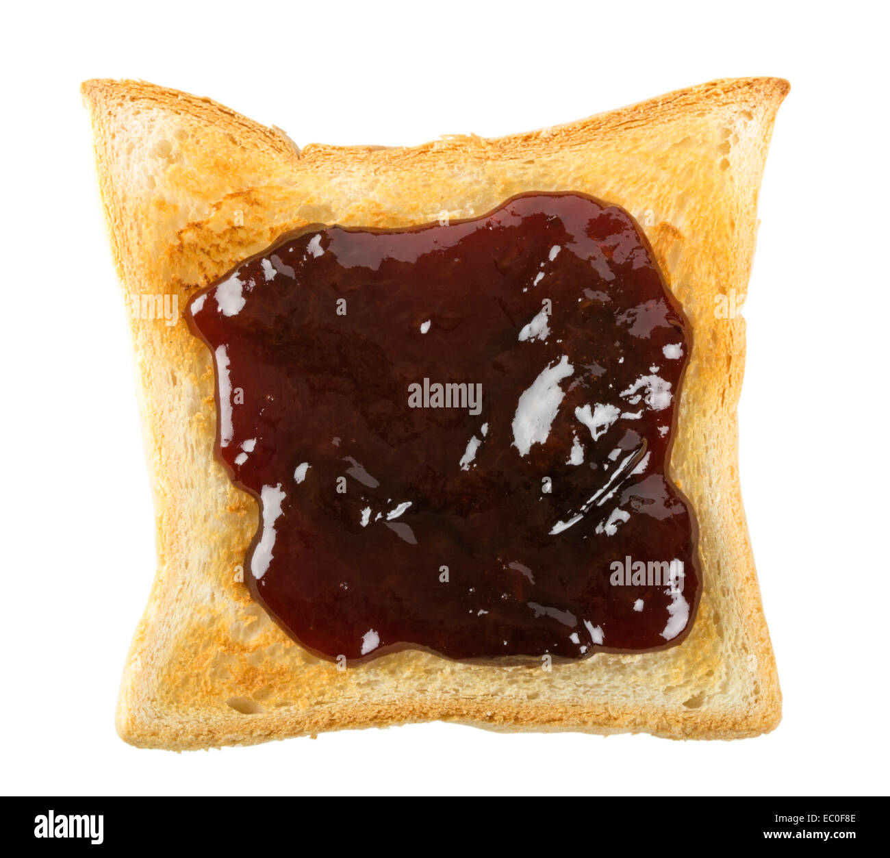 Fetta di pane tostato con un rosso marmellata di frutti di bosco isolato su uno sfondo bianco con tracciato di ritaglio Foto Stock