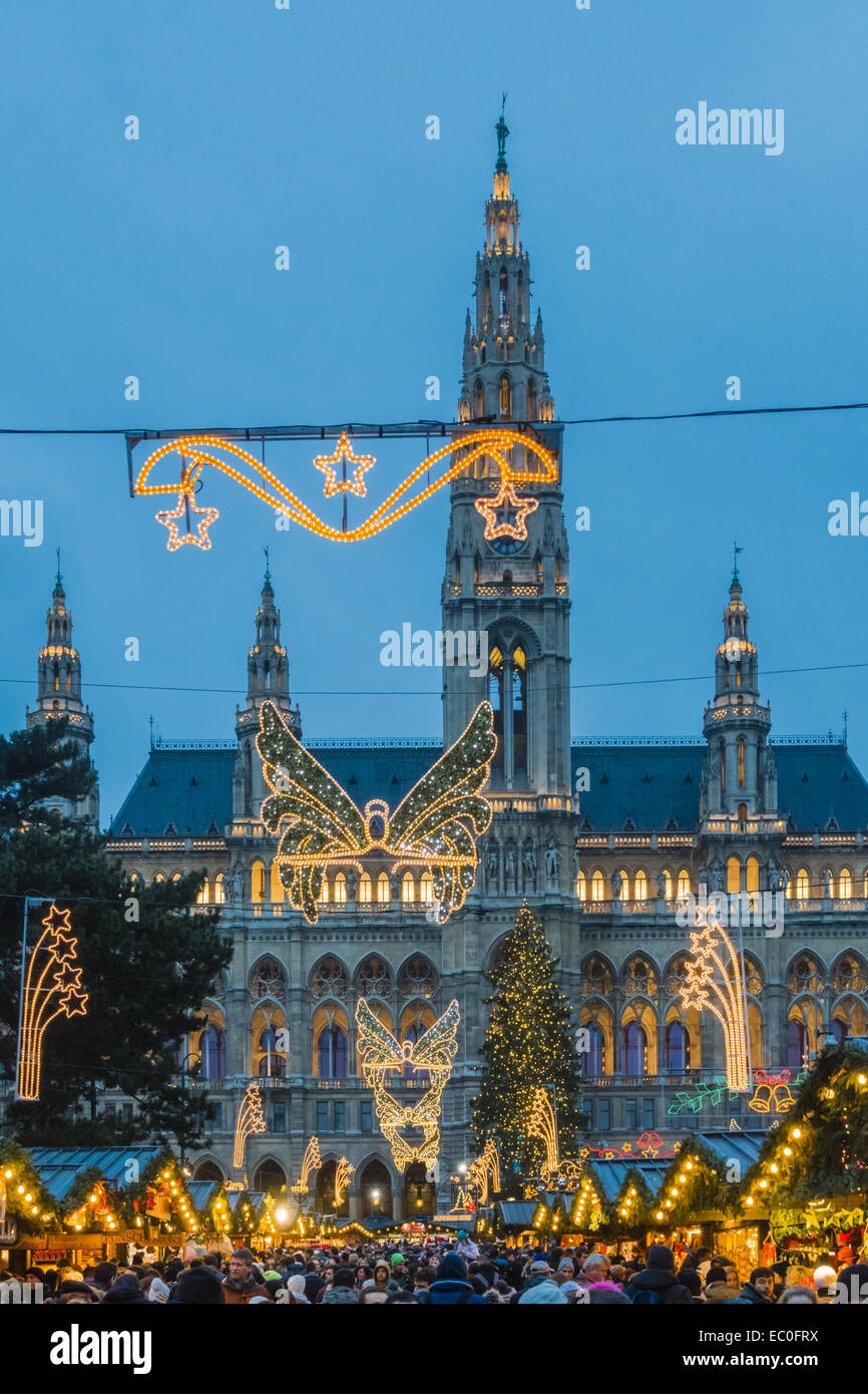 Municipio Wiener Christkindlmarkt Frohe Weihnachten Mercatino di Natale a Vienna in Austria Vienna Foto Stock