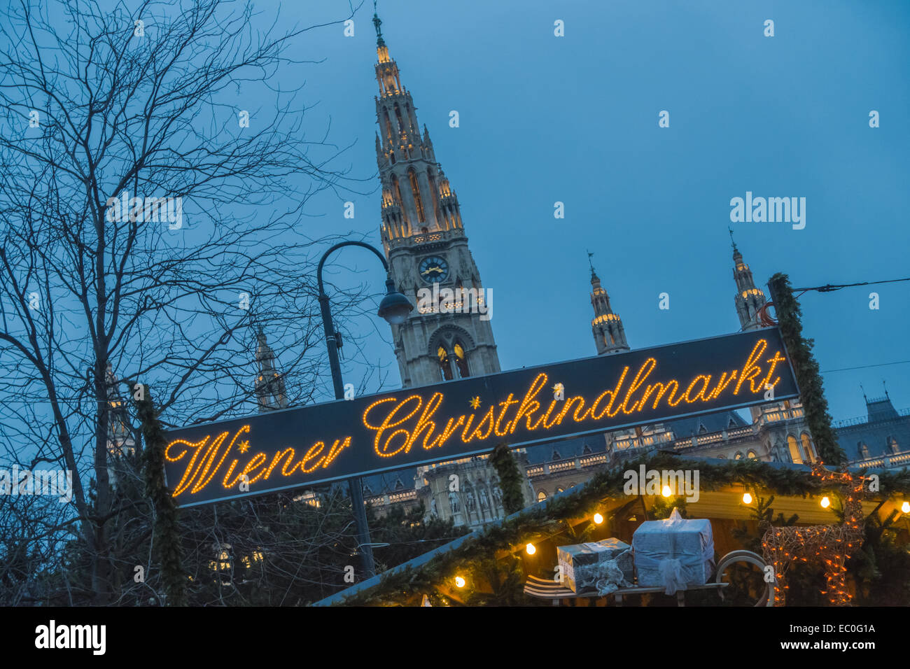 Municipio Wiener Christkindlmarkt Mercatino di Natale a Vienna in Austria Vienna Foto Stock