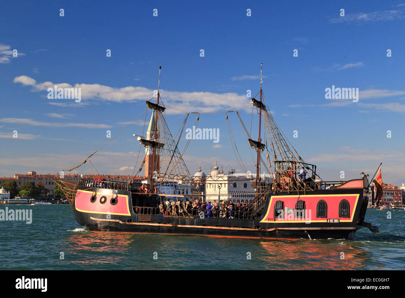 La nave pirata Jolly Roger - Il Galeone Veneziano / Galeone Veneziano, Venezia Foto Stock