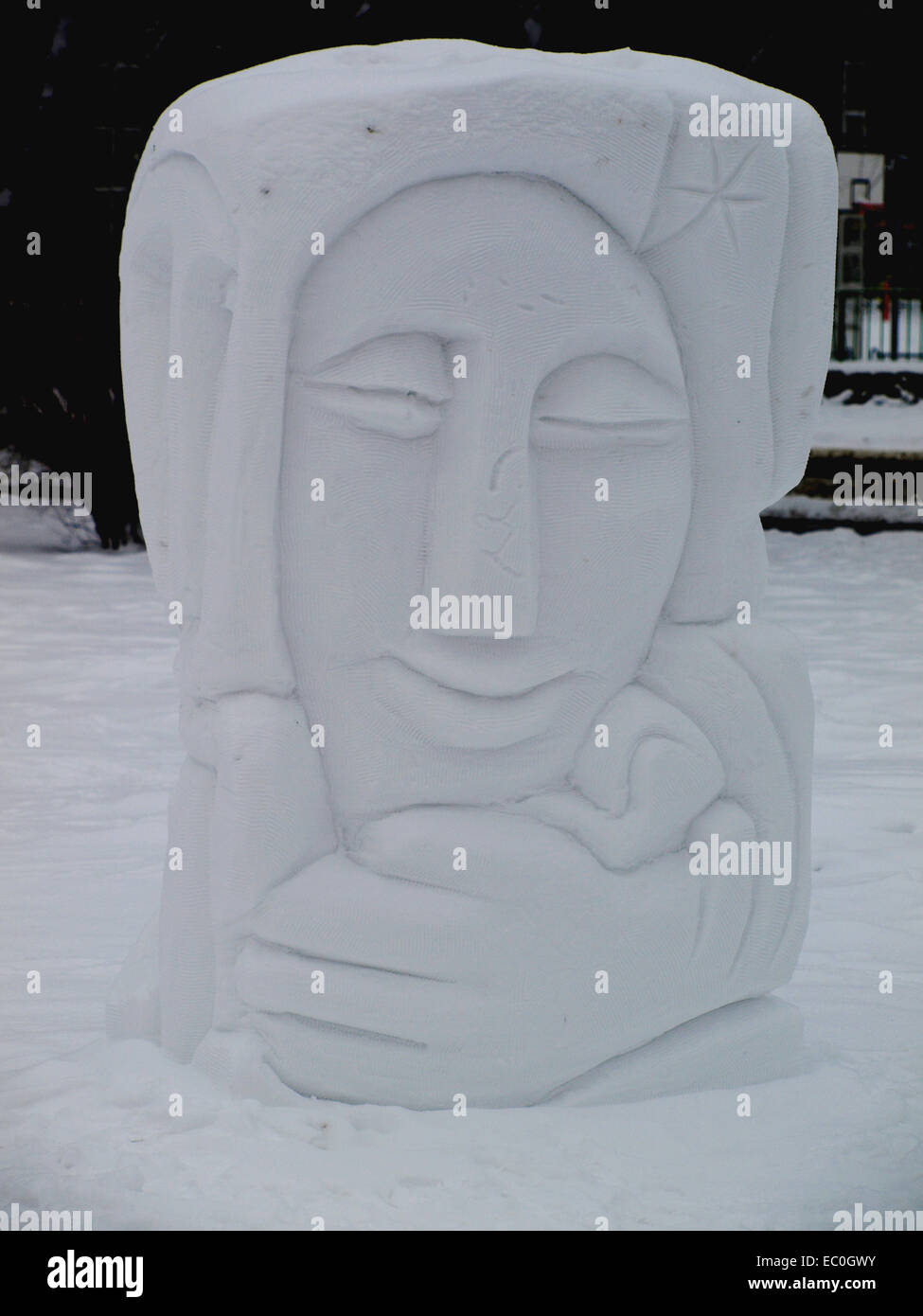 Fatti a mano grande scultura di neve nel Parco Foto Stock