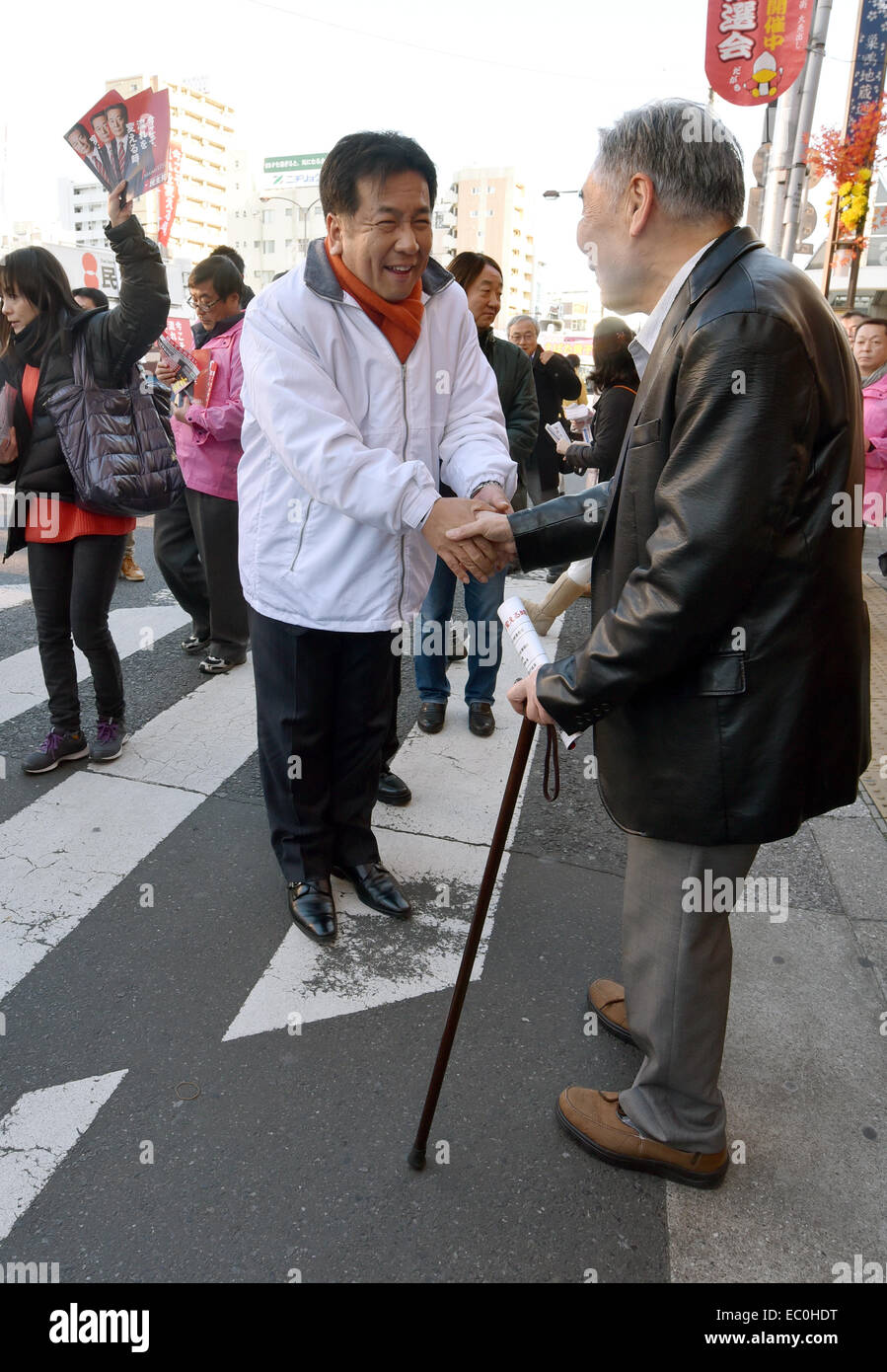 Tokyo, Giappone. Il 7 dicembre, 2014. Yukio Edano, segretario generale del Partito democratico del Giappone, saluta e stringe la mano con gli acquirenti della domenica nella sua campagna stop alla strada dello shopping di Tokyo del decimo precint domenica pomeriggio, 7 dicembre 2014. Recenti sondaggi hanno mostrato il principale partito d opposizione DPJ era lontano da diventando una grave minaccia per il predominio della sentenza liberale Partito Democreatic nel dicembre 14 il Parlamento europeo della casa inferiore elezione. Credito: Natsuki Sakai/AFLO/Alamy Live News Foto Stock