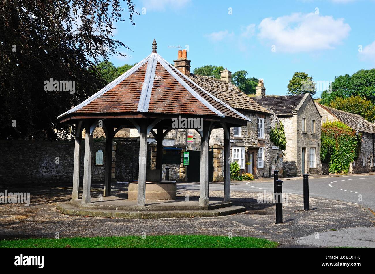 Borgo ben sull'angolo di Finocchio Street, Ashford-nel-l'acqua, Derbyshire, Inghilterra, Regno Unito, Europa occidentale. Foto Stock