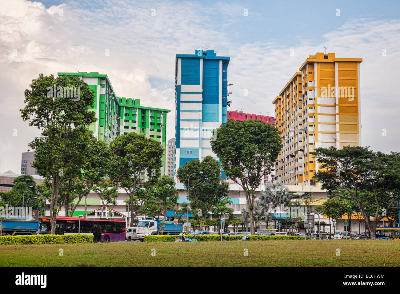 Appartamento colorati edifici in una trafficata strada di Singapore. Foto Stock