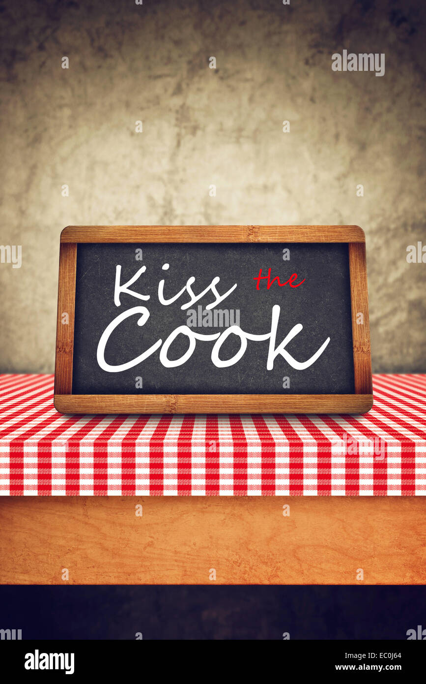 Kiss il cuoco titolo in bianco gesso sulla lavagna ristorante. Alimentazione e Nutrizione dello sfondo. Foto Stock