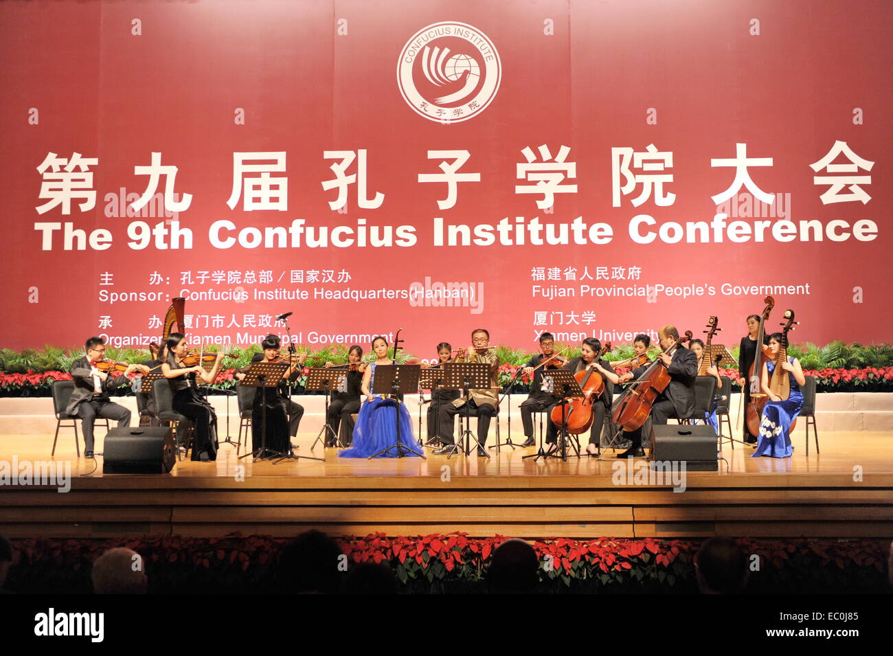 Xiamen, cinese della provincia del Fujian. Il 7 dicembre, 2014. Stadio i giocatori uno strumento prestazioni 'Jasmine' durante la cerimonia di apertura del 9° Confucio Institute Conference in Xiamen, a sud-est della Cina di provincia del Fujian, 7 dicembre, 2014. Da lontano, l'Istituto di Confucio hanno 475 istituti e un altro 851 aule di Confucio in 126 paesi e regioni di tutto il mondo, con 3,45 milioni di studenti registrati in termini cumulativi. Credito: Lin Shanchuan/Xinhua/Alamy Live News Foto Stock