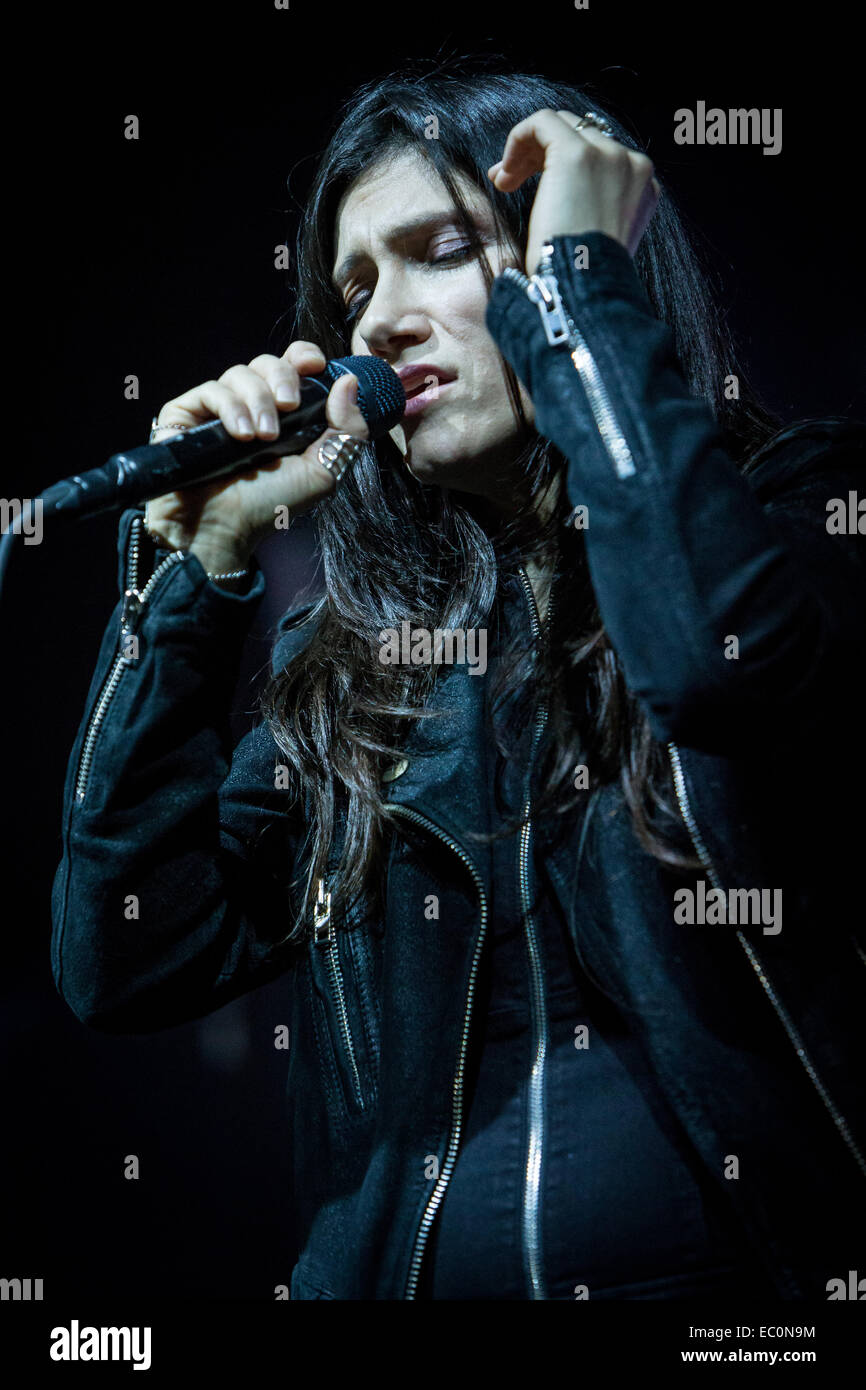 Cambiano d'Agogna Italia. Il 6 dicembre 2014. Il cantante pop italiana ELISA si esibisce dal vivo presso il club della musica fenomeno durante il suo 'L'Anima Vola - Live In Club Tour' Credito: Rodolfo Sassano/Alamy Live News Foto Stock