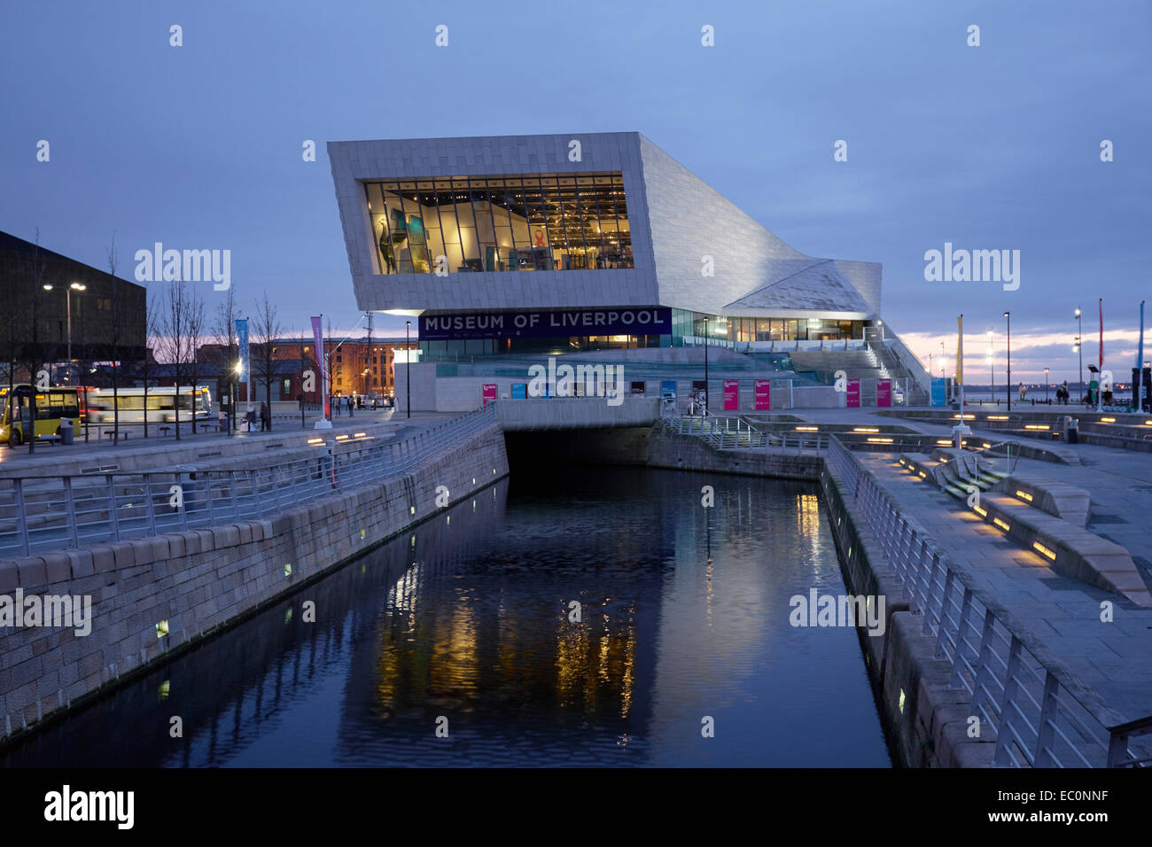 Il Museo di Liverpool si riflette in Liverpool Canal Link al Pier Head Foto Stock