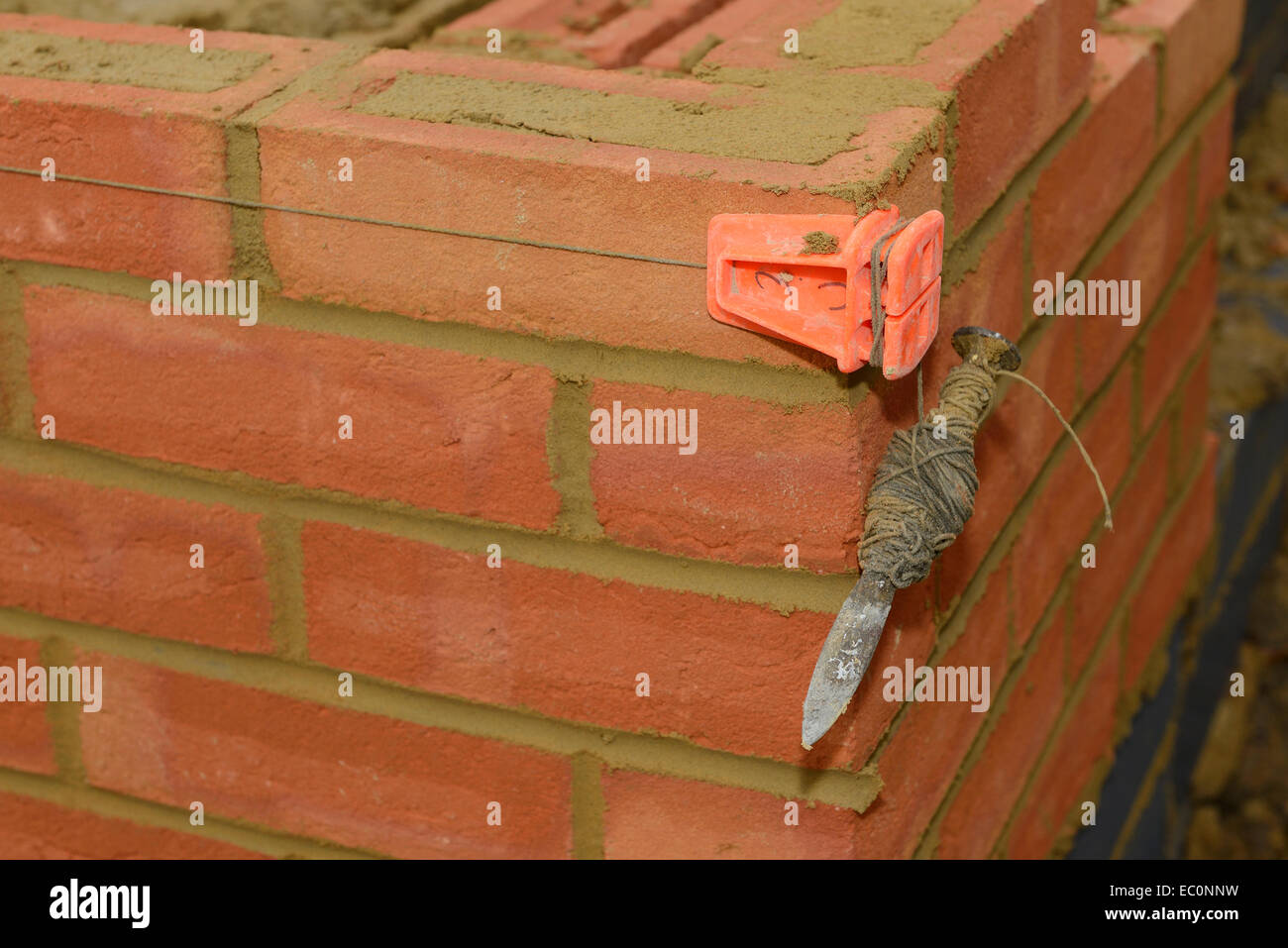 Stringa di contrassegno di linea su un muro di mattoni Foto Stock