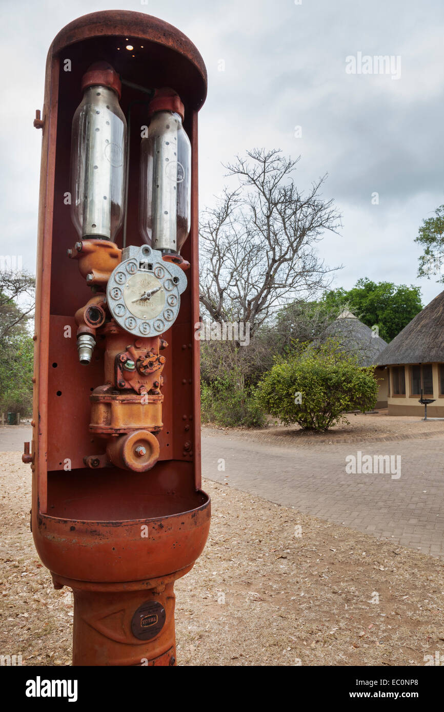 Antiquariato pompa benzina, Skukuza rest camp, Kruger National Park, Sud Africa, Foto Stock