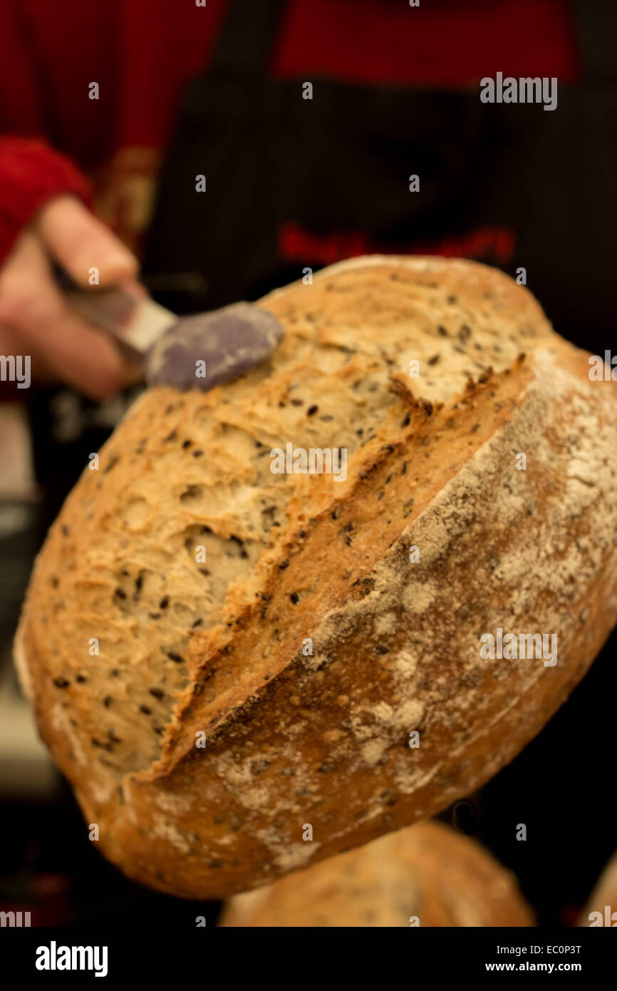 Il pane viene presentato in pinze Foto Stock