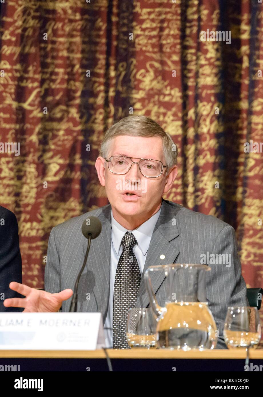 Stoccolma, Svezia. Il 7 dicembre, 2014. Laureate del 2014 il Premio Nobel per la chimica William E. Moerner assiste la conferenza stampa presso l'Accademia Reale Svedese delle Scienze di Stoccolma capitale della Svezia il 7 dicembre, 2014. © Shi Tiansheng/Xinhua/Alamy Live News Foto Stock