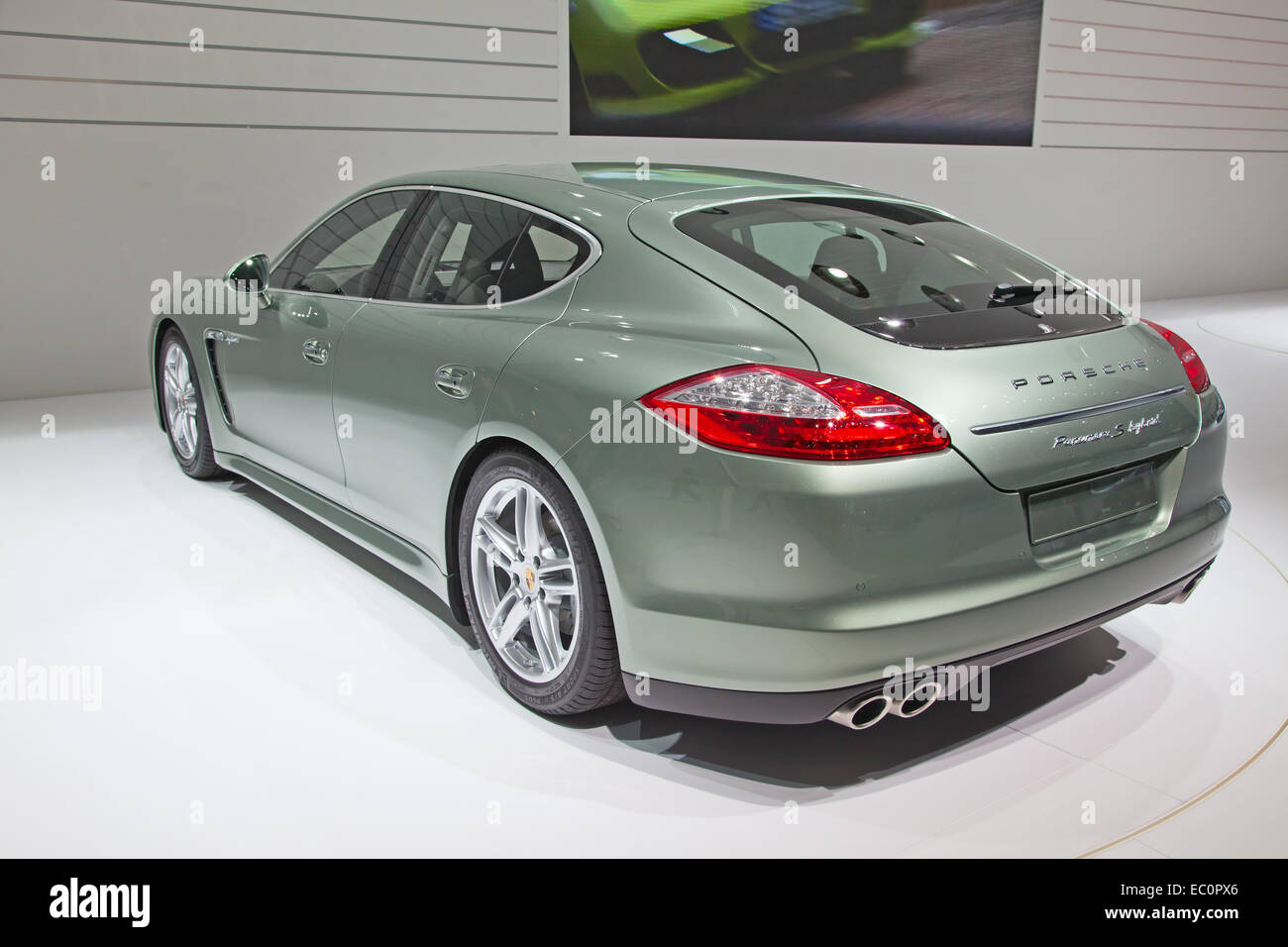 Ginevra - Marzo 8: La Porsche Panamera (tipo numero 970) con motore ibrido sul display del 81st International Motor Show Pale Foto Stock