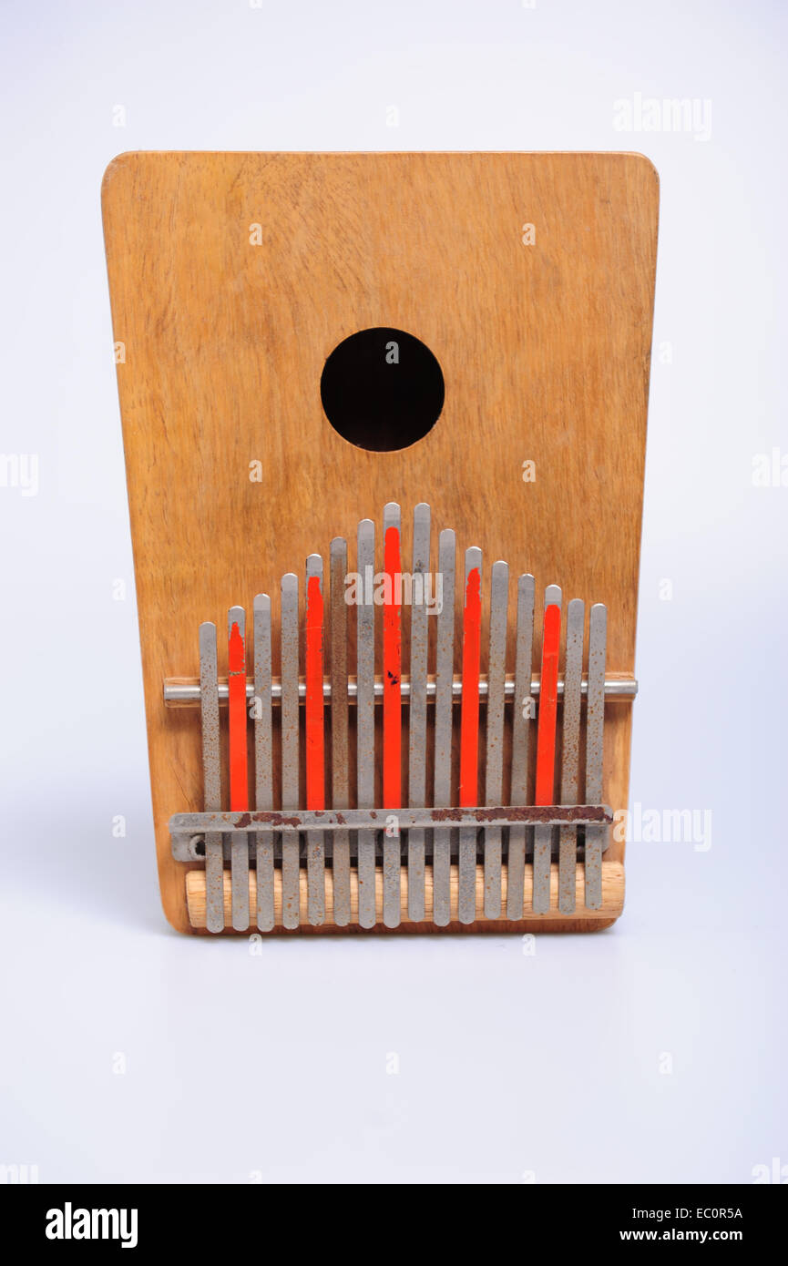 Musica Strumenti di musica la Kalimba Sanza o Mriba un africano music box con denti di metallo Foto Stock