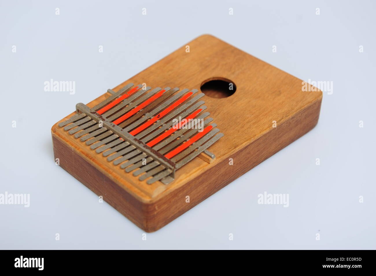 Musica Strumenti di musica la Kalimba Sanza o Mriba un africano music box  con denti di metallo Foto stock - Alamy