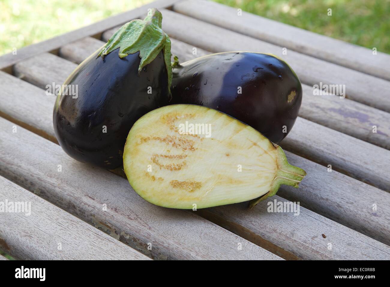Due e una metà melanzane su un vecchio superficie in legno Foto Stock