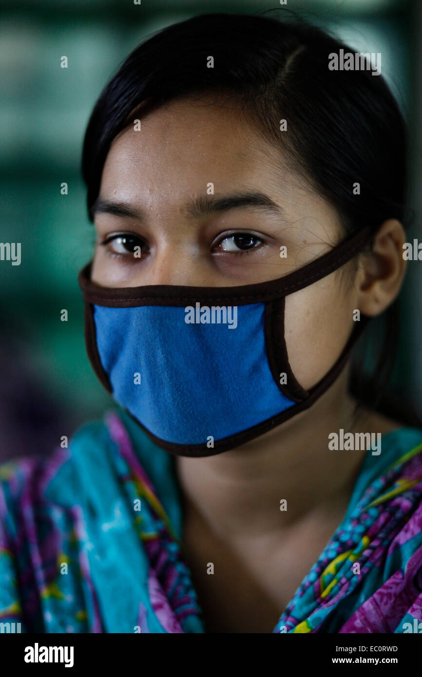 Dacca in Bangladesh 24 marzo 2014; Sonia 16 anni affetti da TB & ha ammesso in TB in ospedale per il trattamento a lungo termine di Dhaka. Ogni anno 9 milioni di persone gt malati di tubercolosi. Giornata mondiale della tubercolosi fornisce la possibilità di aumentare la consapevolezza circa il TB-problemi correlati e soluzioni e per il supporto in tutto il mondo TB-impegno di controllo. Mentre si sono compiuti grandi progressi per il controllo e la cura di TB, ci sono ancora persone che si ammalano e muoiono di questa malattia nel nostro paese. Occorre fare molto di più per eliminare questa malattia. Foto Stock Dacca in Bangladesh 24 marzo 2014; Sonia 16 anni affetti da TB & ha ammesso in TB in ospedale per il trattamento a lungo termine di Dhaka. Ogni anno 9 milioni di persone gt malati di tubercolosi. Giornata mondiale della tubercolosi fornisce la possibilità di aumentare la consapevolezza circa il TB-problemi correlati e soluzioni e per il supporto in tutto il mondo TB-impegno di controllo. Mentre si sono compiuti grandi progressi per il controllo e la cura di TB, ci sono ancora persone che si ammalano e muoiono di questa malattia nel nostro paese. Occorre fare molto di più per eliminare questa malattia. Foto Stock