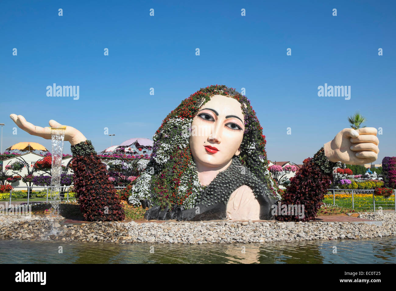 Fiori in mostra sulla figura femminile al Miracle Giardino di tutto il mondo più grande giardino di fiori in Dubai Emirati Arabi Uniti Foto Stock