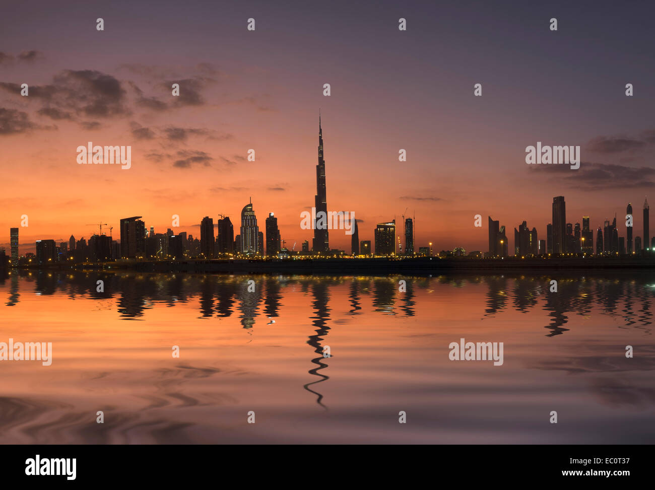 Skyline serale degli edifici moderni e Burj Khalifa a negli Emirati Arabi Uniti Foto Stock