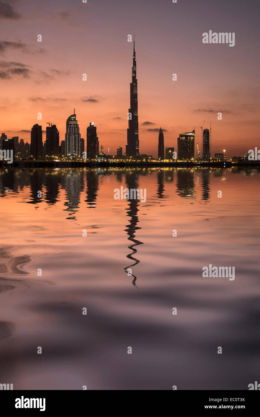 Skyline serale degli edifici moderni e Burj Khalifa a negli Emirati Arabi Uniti Foto Stock