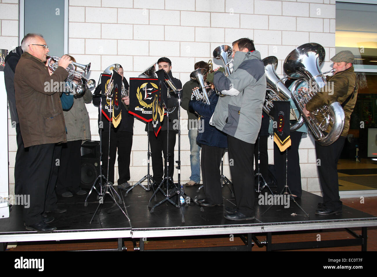 Leicester, Regno Unito. 07 dic 2014. Il rugby europeo Champions Cup. Leicester rispetto a Tolone. Welford Road nel Natale un gioioso Natale - il Enderby Brass Band suona presso il Mercato di Natale Credit: Azione Plus sport/Alamy Live News Foto Stock